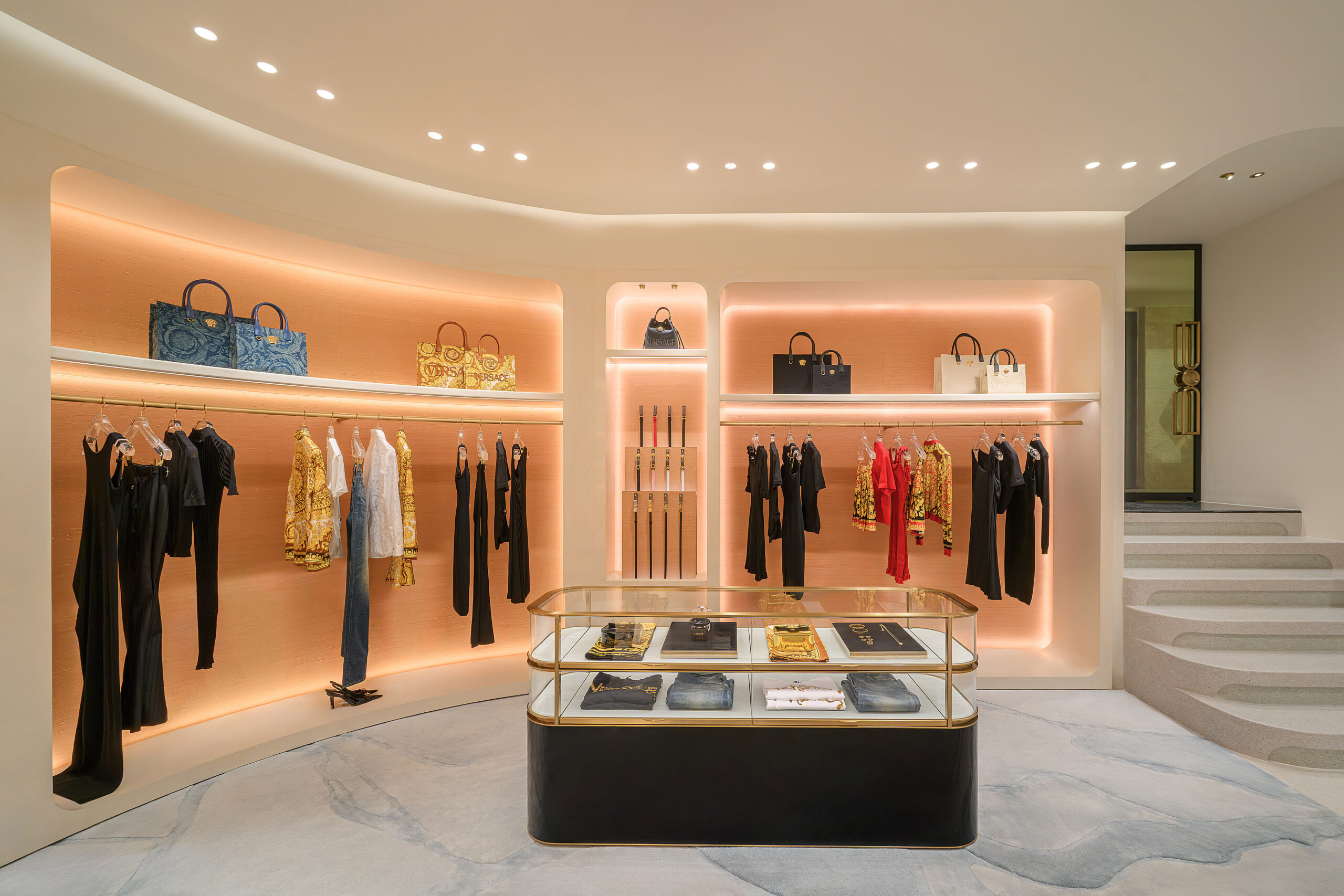 Versace - Versace Rex Hotel - bộ sưu tập Thu Đông 2025 - thời trang cao cấp - luxuo 7